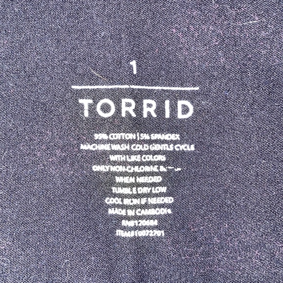 Bodycon knee length skirt with lips print all over - Picture 3 of 3